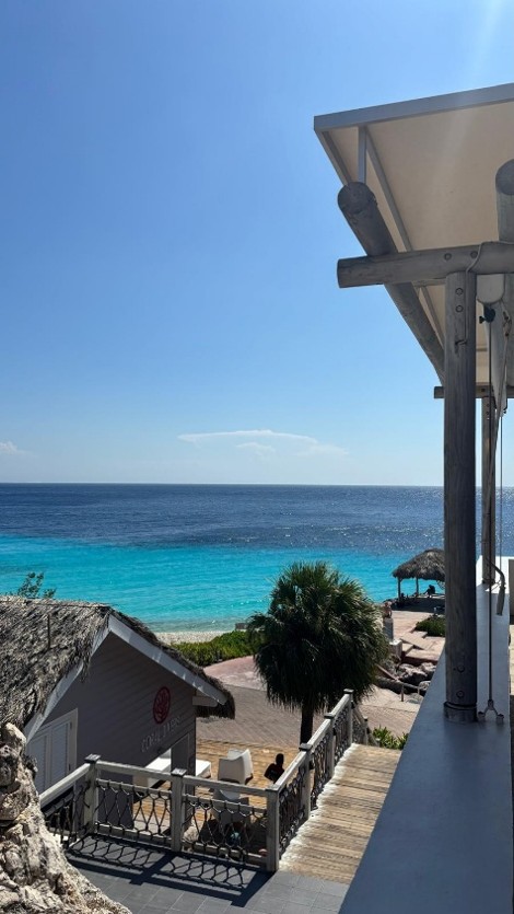Uitzicht over zee bij Karakter Beachclub op Curaçao