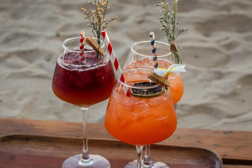 Drie kleurrijke cocktails met fruitgarnering